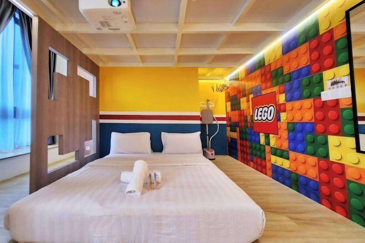 1 habitación, decoración personalizada, muebles diferentes y escritorio