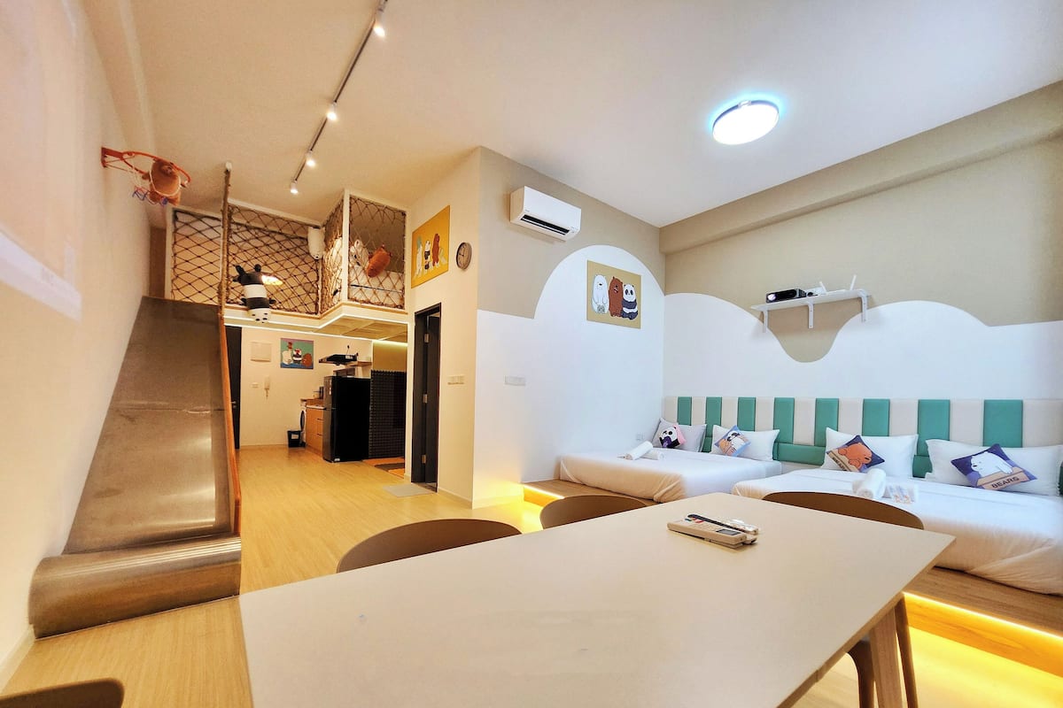 We Bare Bears Family Homestay Near Legoland w Slide | 起居区 | 90-英寸智能电视（配备数码频道）、电视、Netflix