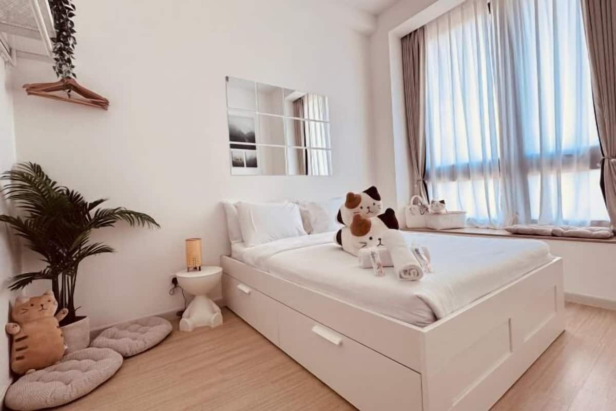 1 bedroom, individually decorated, individually furnished, desk