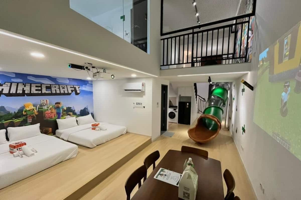 Avengers Themed Loft Apartment | Área de estar | Smart TV 90 polegadas com canais digitais, TV, Netflix