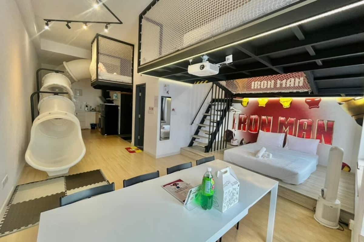 Iron Man Family Homestay Near Legoland w Slide | 起居区 | 90-英寸智能电视（配备数码频道）、电视、Netflix