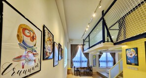 Pororo Theme Loft Apartment | Área de estar | Smart TV 90 polegadas com canais digitais, TV, Netflix