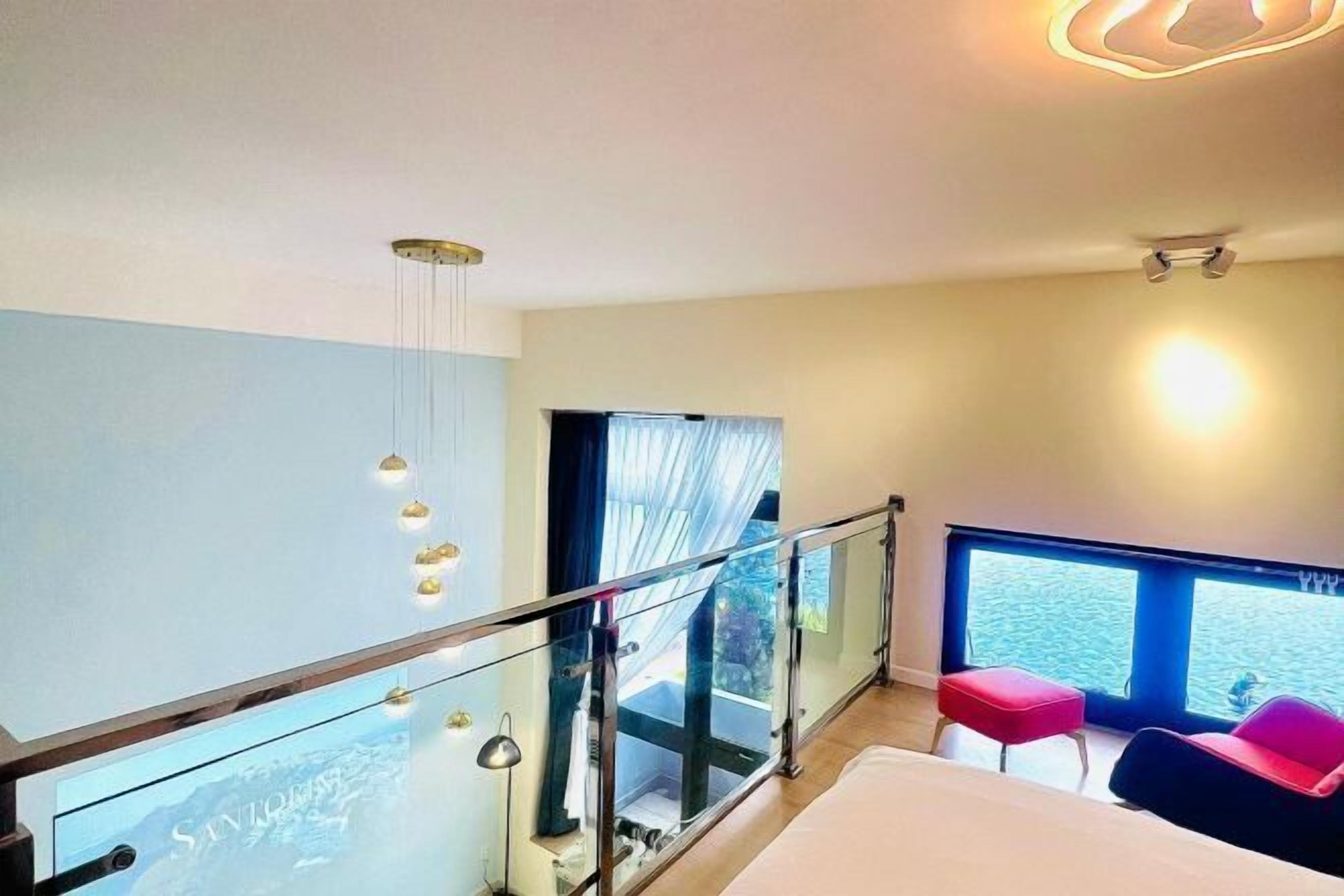 特色装修、特色家居、办公桌、笔记本电脑工作区