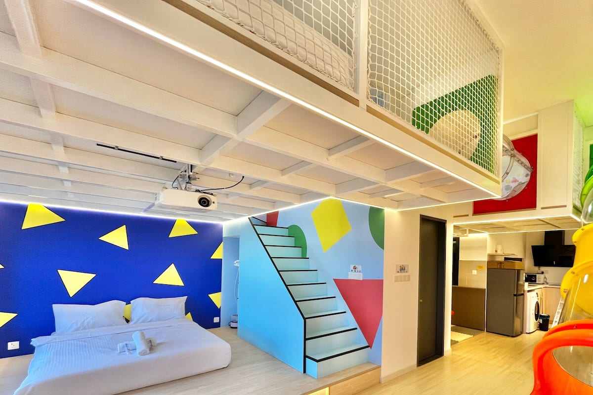 Shin Chan Themed Loft Apartment | 起居区 | 90-英寸智能电视（配备数码频道）、电视、Netflix