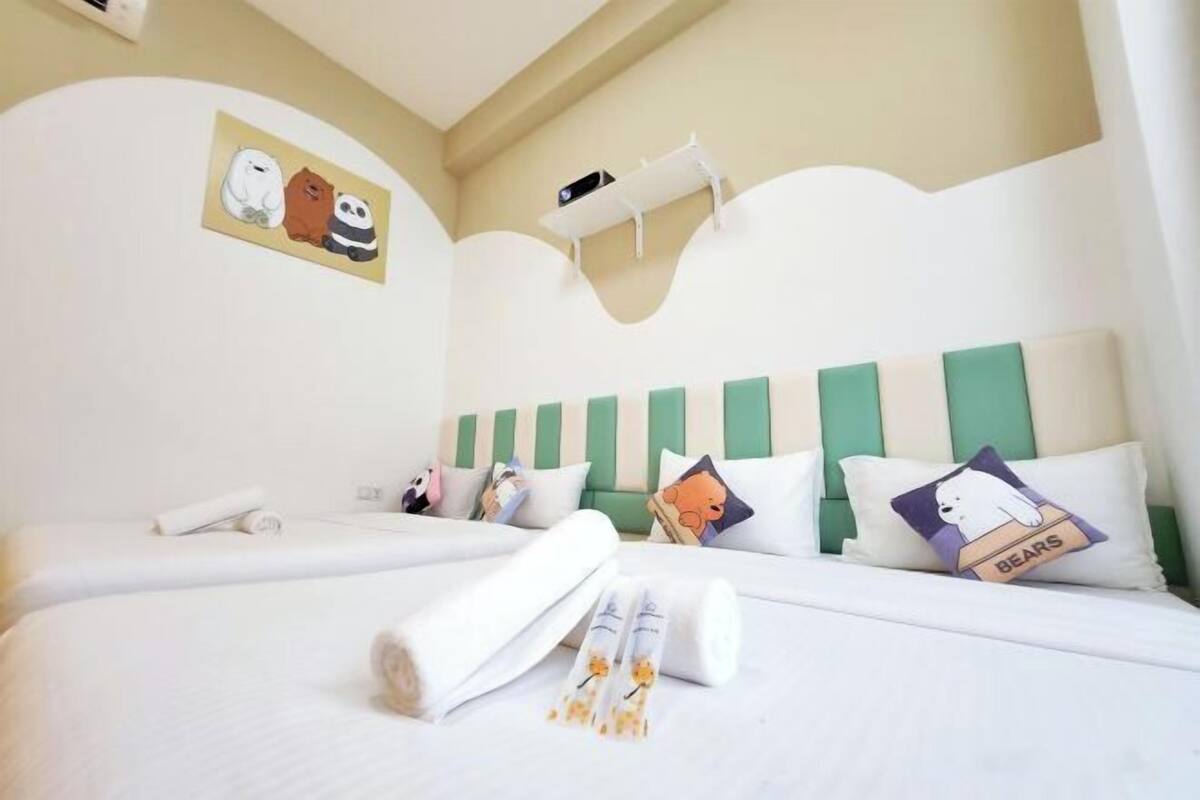 1 habitación, decoración personalizada, muebles diferentes y escritorio