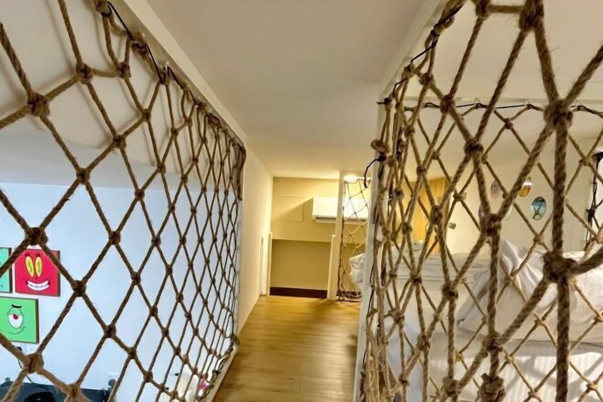 1 habitación, decoración personalizada, muebles diferentes y escritorio