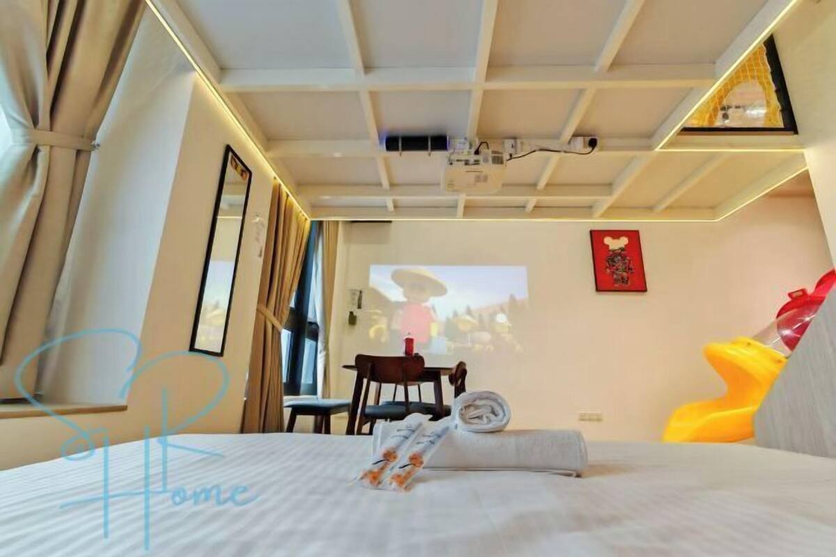 1 habitación, decoración personalizada, muebles diferentes y escritorio