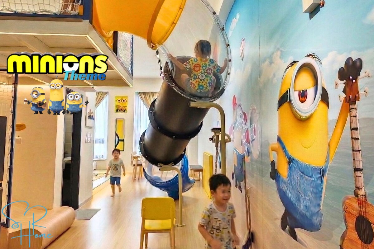 Minion Family Homestay Near Legoland w Slide | Desk, laptop workspace, blackout drapes, WiFi (free)