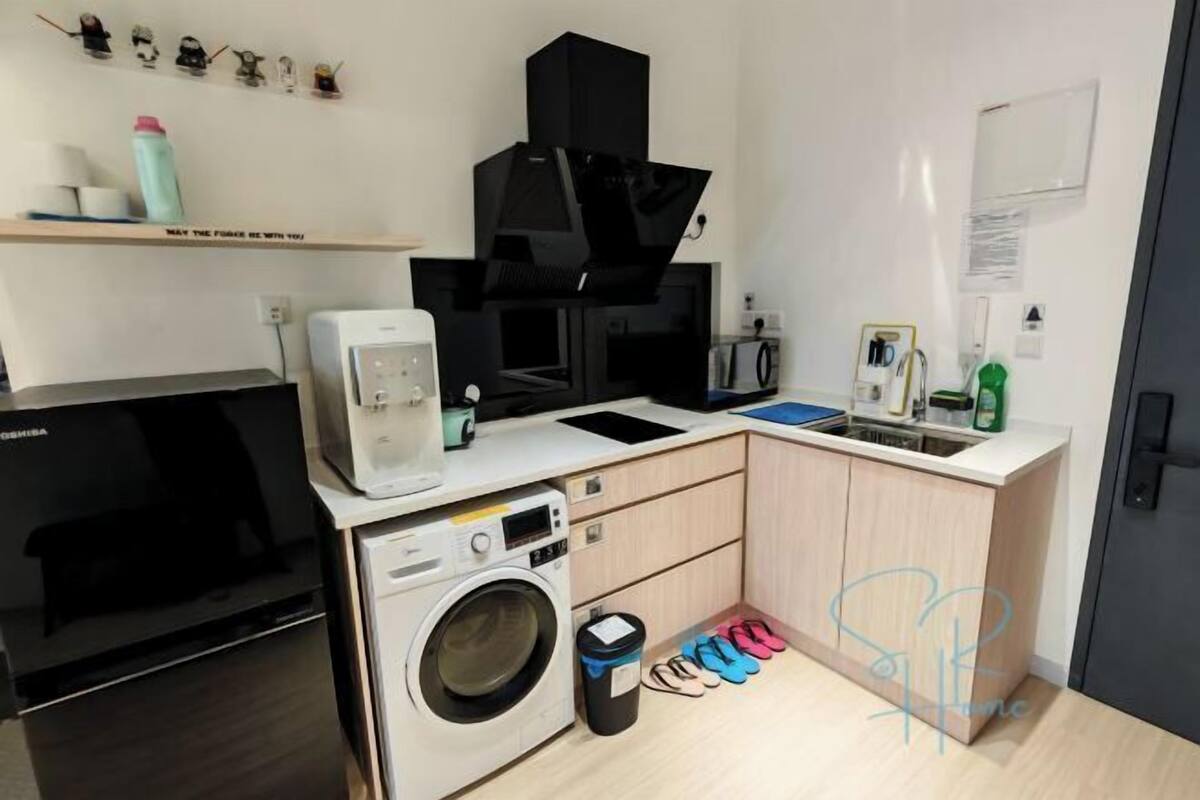 Refrigerador, microondas, placa de cocina, arrocera