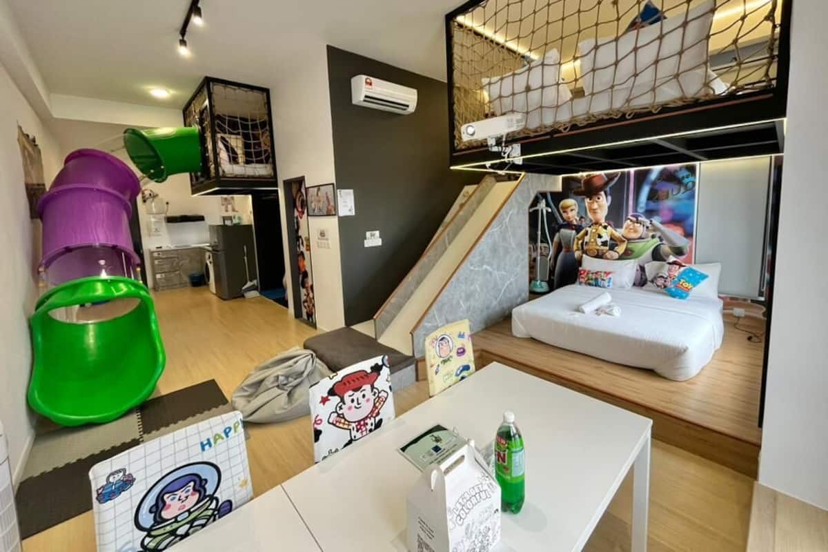 Cartoon Themed Loft Apartment | 起居区 | 90-英寸智能电视（配备数码频道）、电视、Netflix