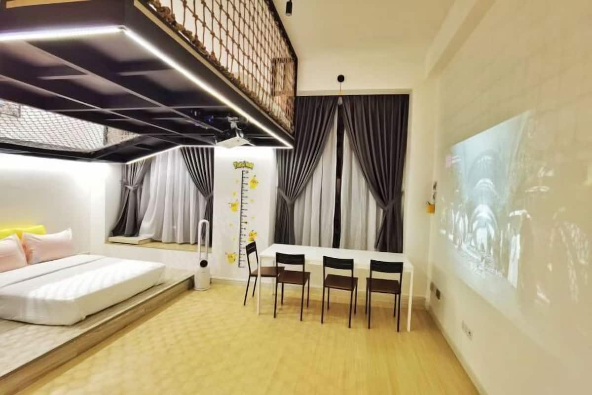 1 habitación, decoración personalizada, muebles diferentes y escritorio