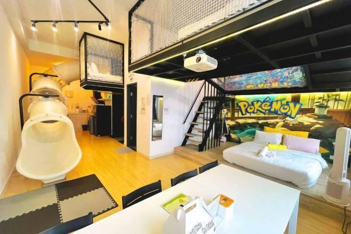 Escritorio, espacio para trabajar con un portátil, cortinas opacas