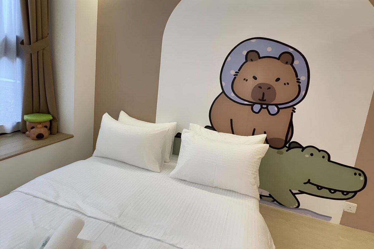 Capybara Dreamland Family Homestay Near Legoland w Slide | Desk, laptop workspace, blackout drapes, WiFi (free)