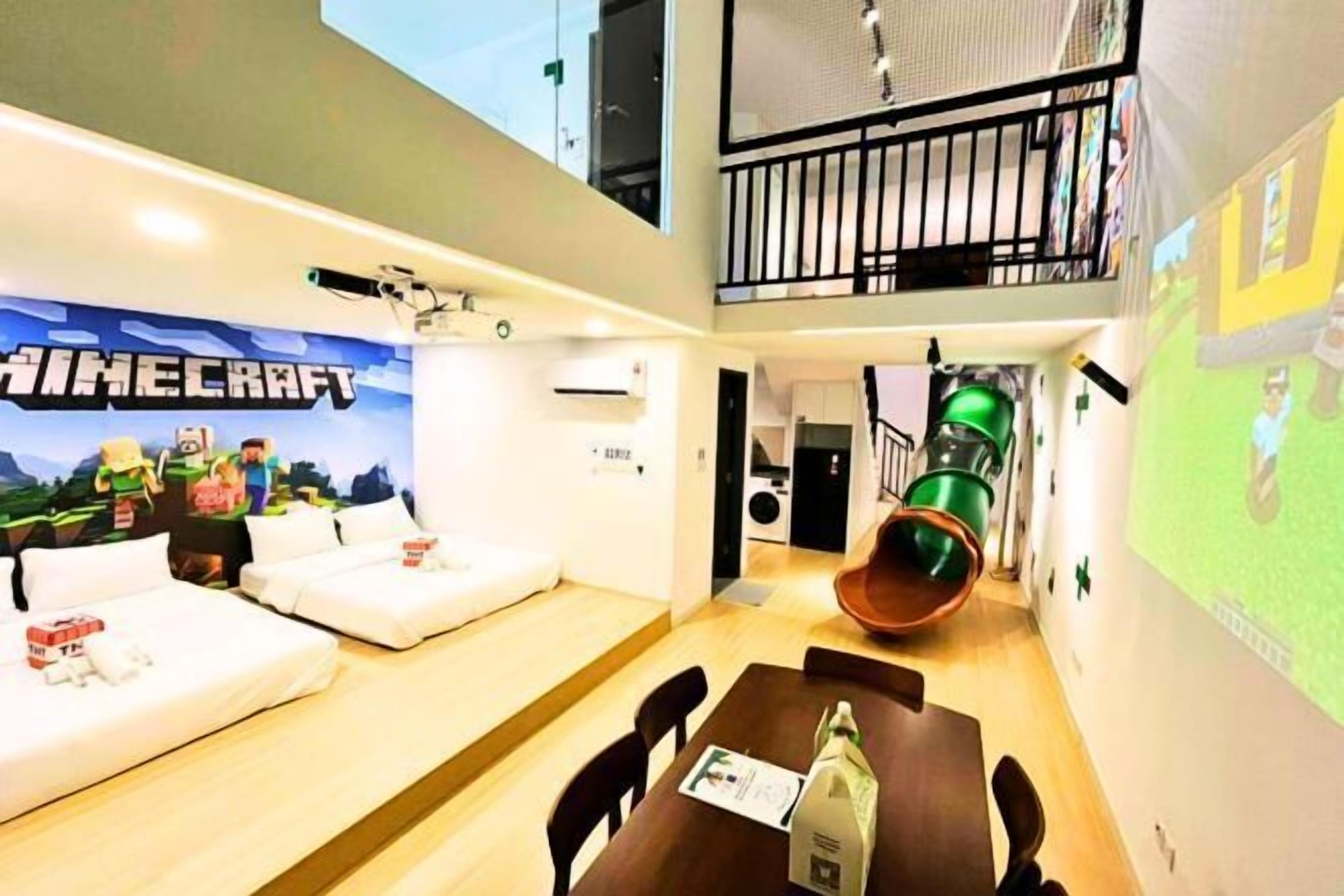 特色装修、特色家居、办公桌、笔记本电脑工作区