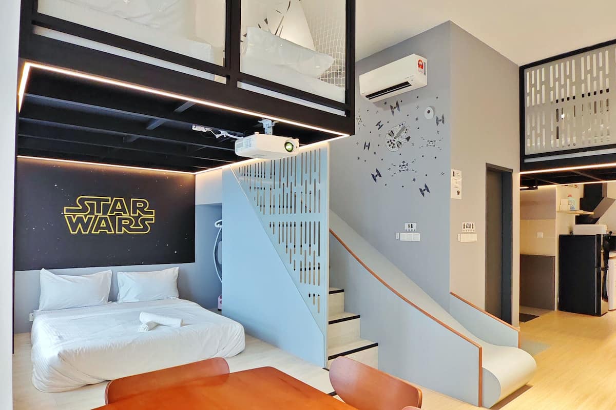 Starwars Family Homestay Near Legoland w Slide | 起居区 | 90-英寸智能电视（配备数码频道）、电视、Netflix