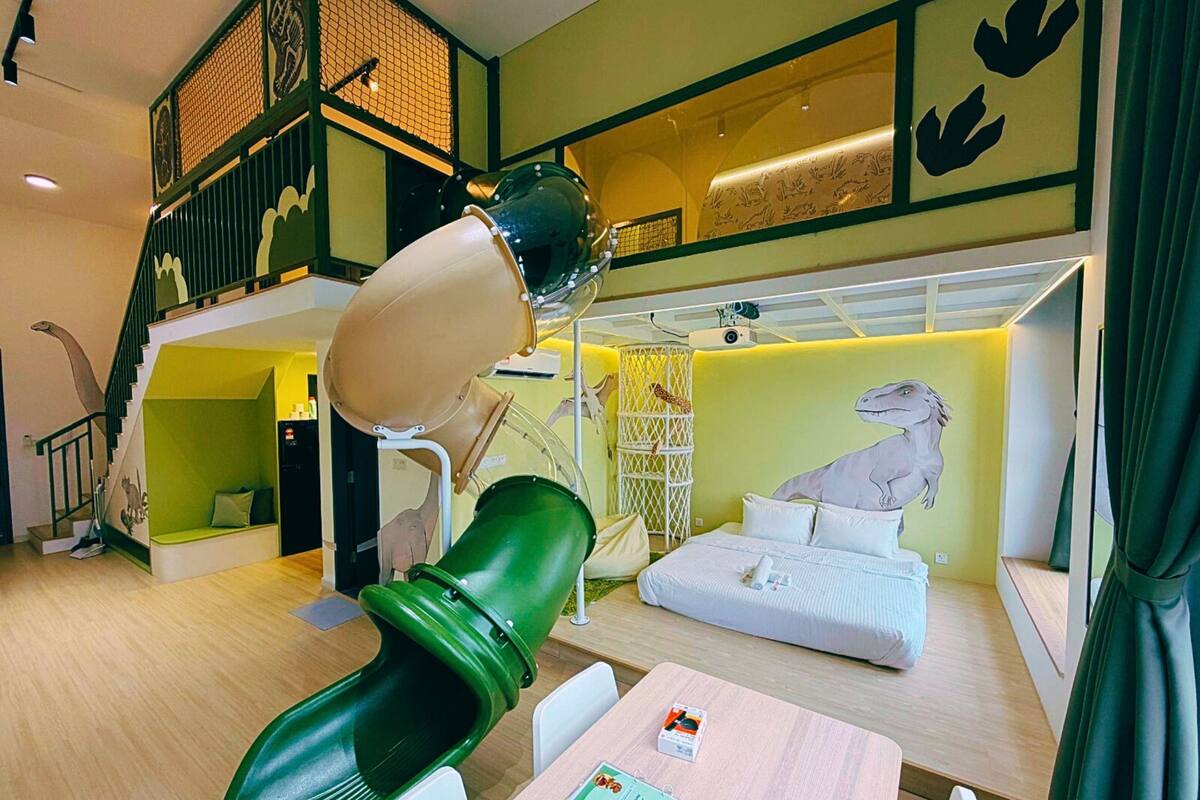 Jurassic Jungle Family Homestay Near Legoland w Slide | 起居区 | 90-英寸智能电视（配备数码频道）、电视、Netflix