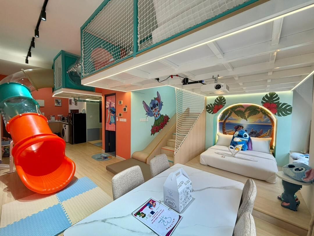 Estudio familiar, no fumadores, vistas a la piscina | Zona de estar | Smart TV de 90 pulgadas con canales digitales, una televisión