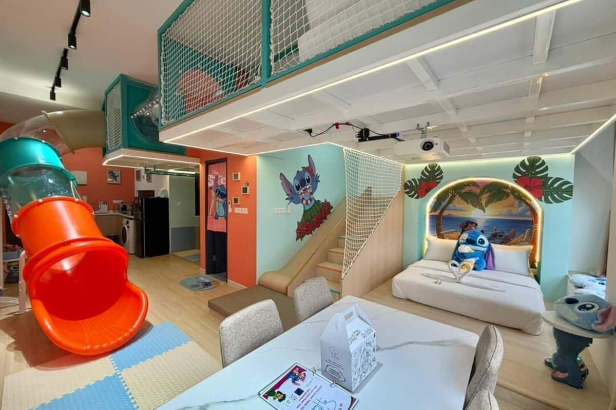 Stitch Aloha Family Homestay Near Legoland w Slide | 起居区 | 90-英寸智能电视（配备数码频道）、电视、Netflix