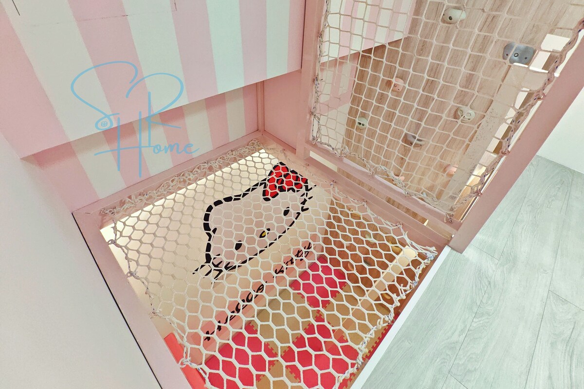 Hello Kitty Family Homestay Near Legoland w Slide | Children's theme room