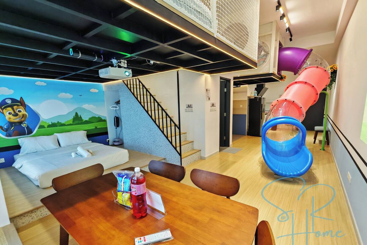 Paw Patrol Family Homestay Near Legoland w Slide | 起居区 | 90-英寸智能电视（配备数码频道）、电视、Netflix