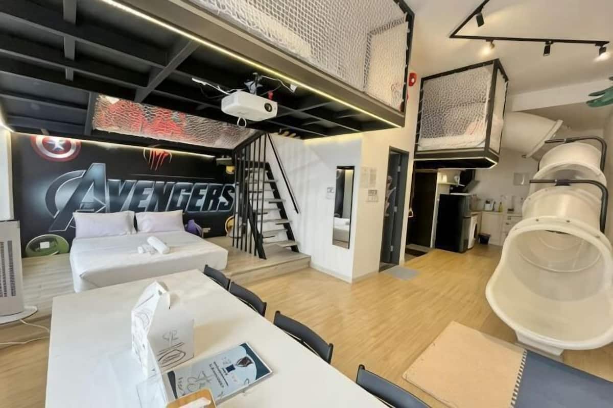 办公桌、笔记本电脑工作区、遮光窗帘、免费 WiFi