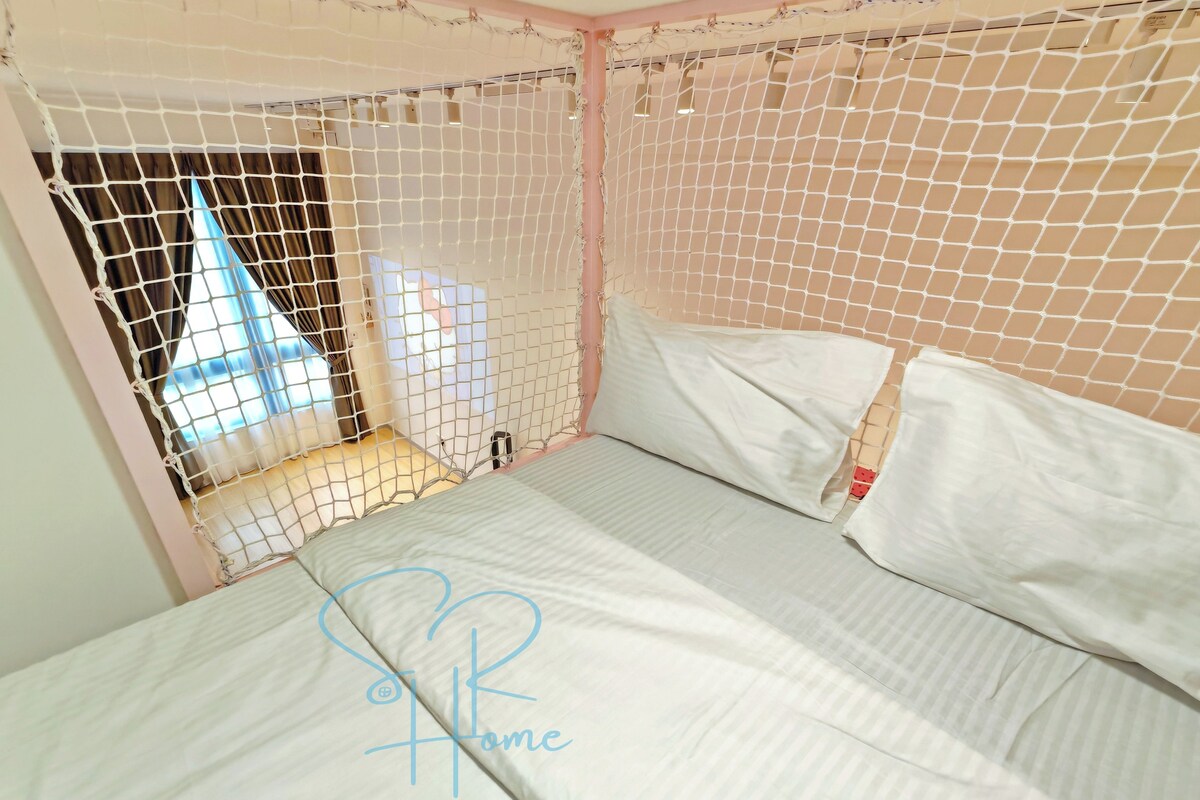 Hello Kitty Family Homestay Near Legoland w Slide | Desk, laptop workspace, blackout drapes, WiFi (free)