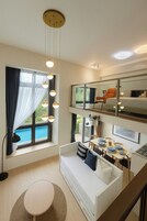 Greece at GRID Pool view luxury loft | 起居区 | 90-英寸智能电视（配备数码频道）、电视、Netflix