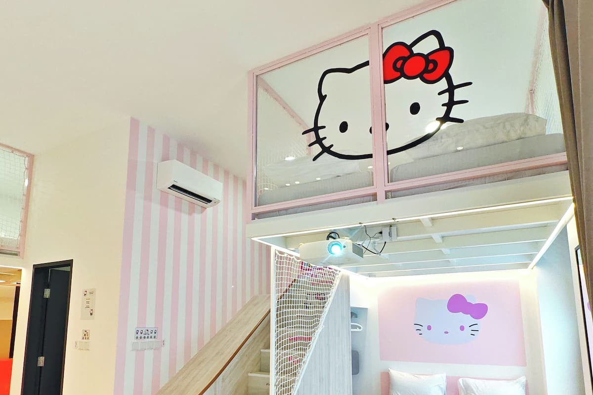Hello Kitty Family Homestay Near Legoland w Slide | 起居区 | 90-英寸智能电视（配备数码频道）、电视、Netflix