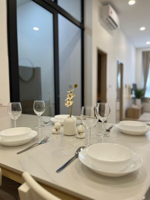 Sunway Grid Neko Pawfect stay 3 pax near TUAS | In-room dining - Sunway GRID by SR Home (Iskandar Puteri)