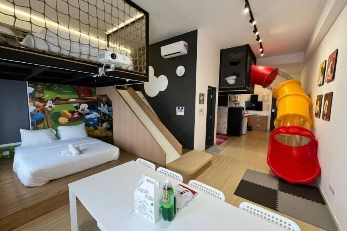 1 habitación, decoración personalizada, muebles diferentes y escritorio