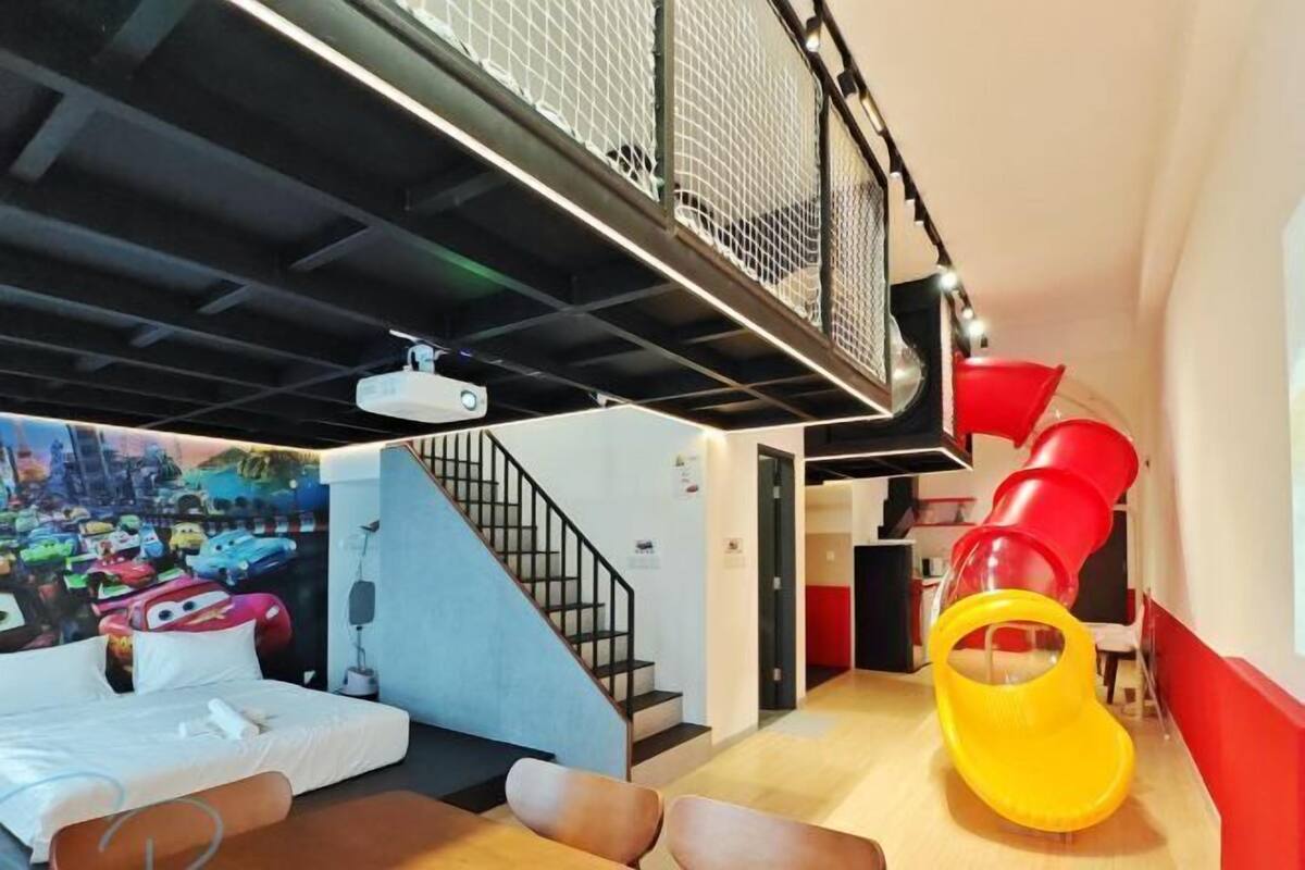 1 habitación, decoración personalizada, muebles diferentes y escritorio