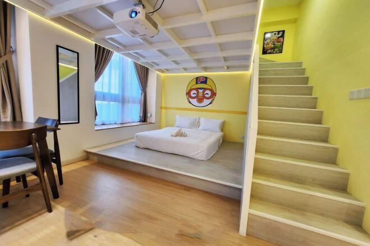 1 bedroom, individually decorated, individually furnished, desk