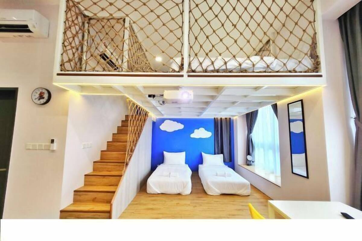 1 habitación, decoración personalizada, muebles diferentes y escritorio