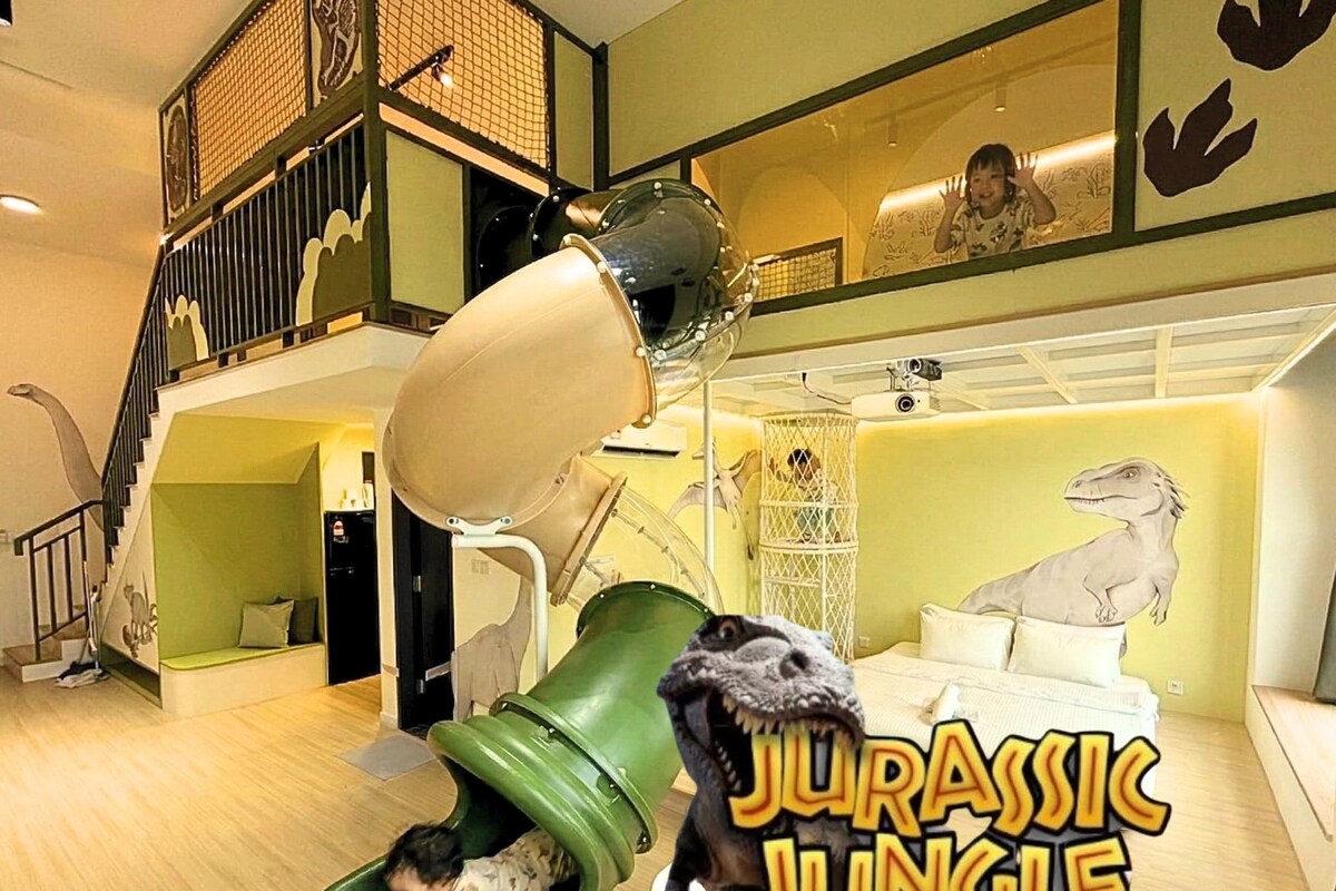 Jurassic Jungle Family Homestay Near Legoland w Slide | Living area