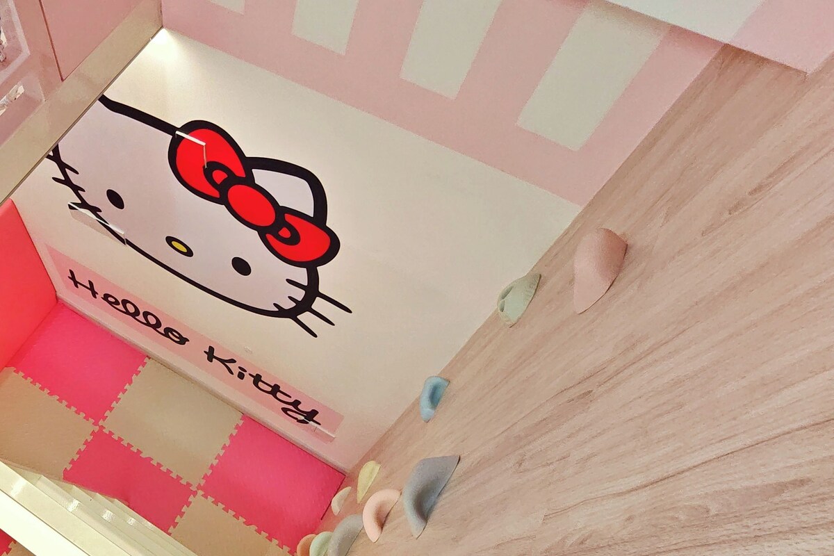 Hello Kitty Family Homestay Near Legoland w Slide | Children's theme room