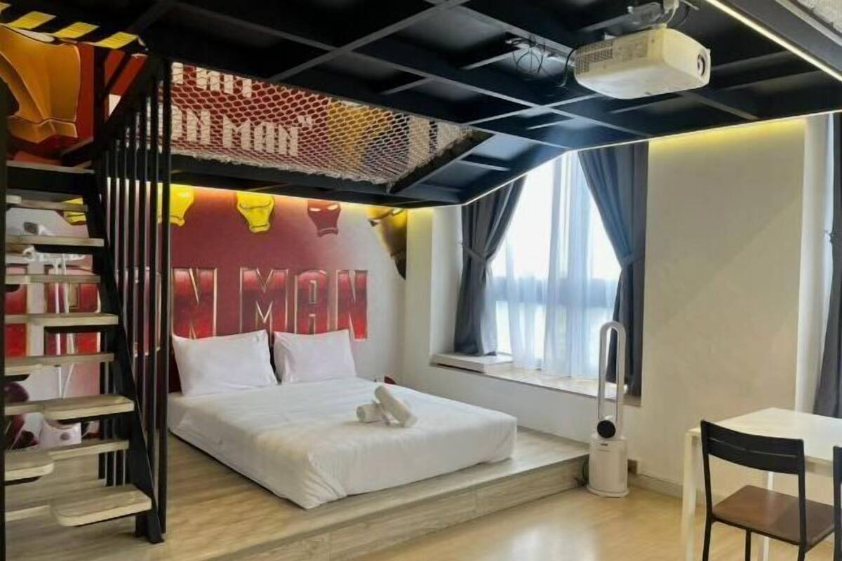1 habitación, decoración personalizada, muebles diferentes y escritorio