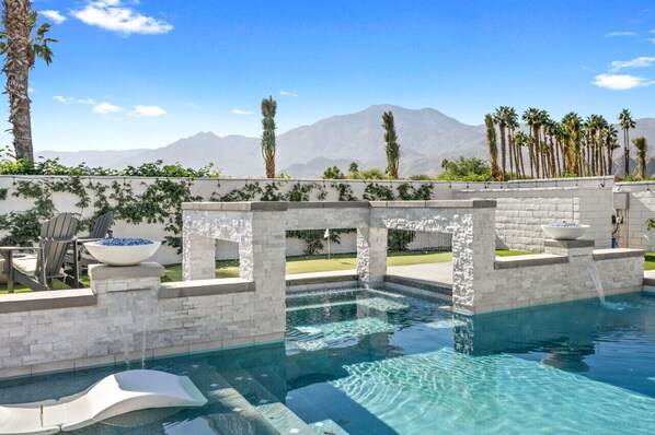 حمّام سباحة مُدفَّأ