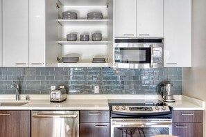 Kühlschrank, Mikrowelle, Ofen, Geschirrspüler