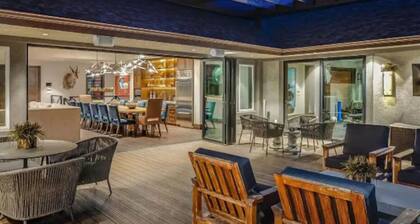 Exclusive Villa with Expansive Space &Private Bar