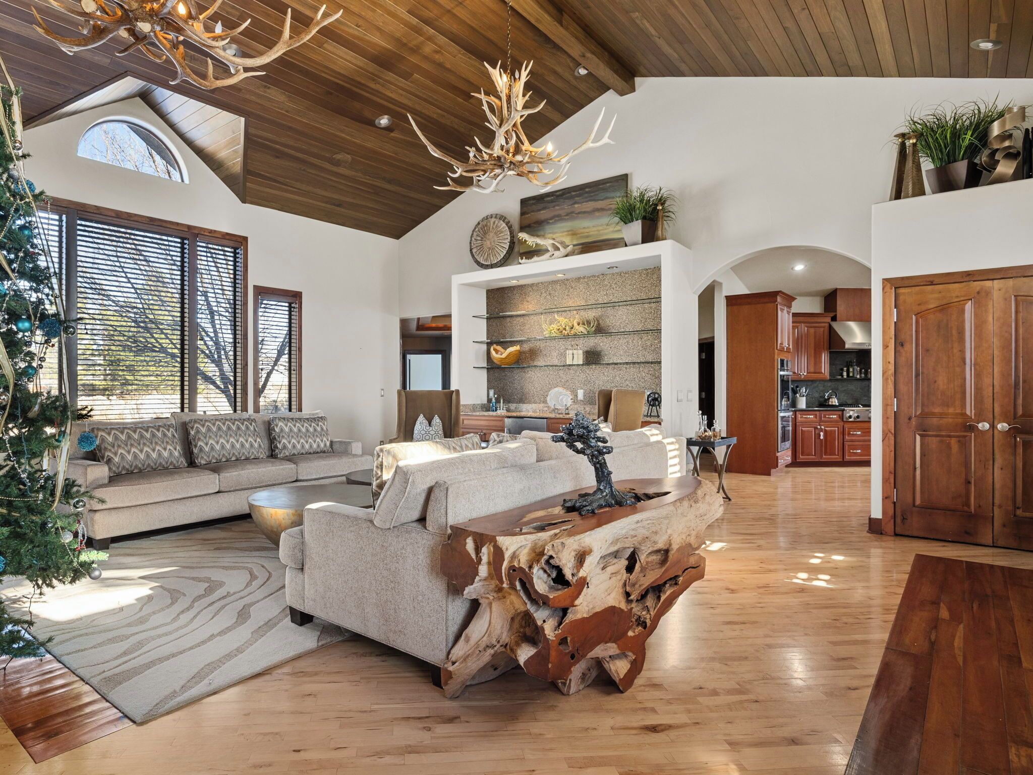 智能電視、壁爐、電子遊戲、 辦公室