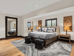 8 bedrooms, desk, iron/ironing board, free WiFi - Exclusive Villa with Expansive Space &Private Bar (Foxfield)