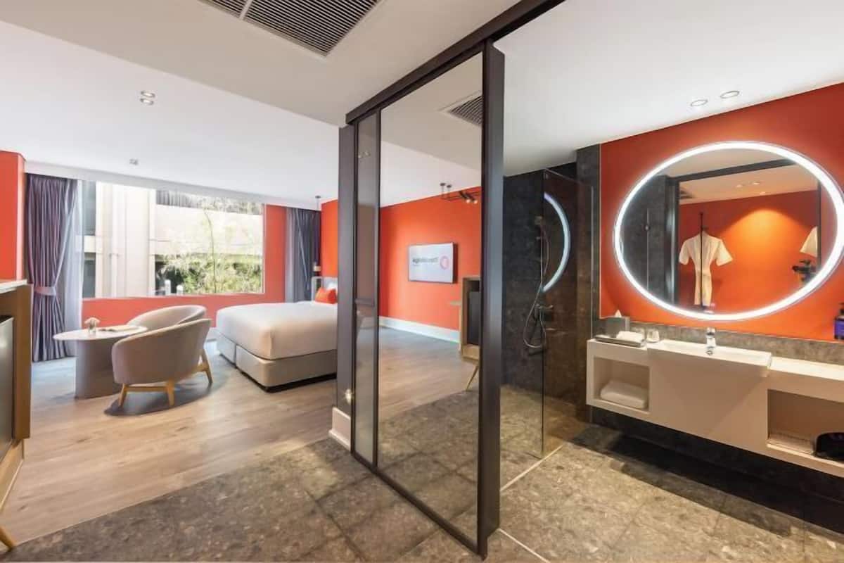 In-room safe, desk, WiFi (free), bed sheets
