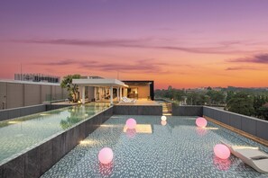 สระว่ายน้ำกลางแจ้ง