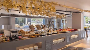 Desayuno buffet (THB 250 por persona)
