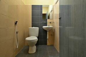 Superior Suite | Bilik Mandi | Pancuran mandi, kelengkapan dandanan diri percuma, tuala disediakan 