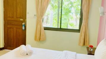 Kamar Double Ekonomi | Meja kerja, Wi-Fi gratis, dan seprai linen