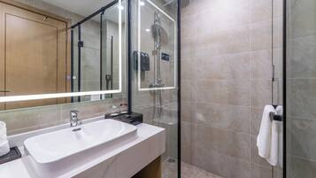 Shower, rainfall showerhead, free toiletries, hair dryer