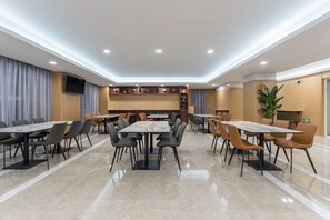 Daily buffet breakfast for a fee - JOY FALL HOTEL (Qingdao)