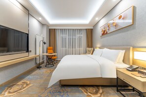 Deluxe Studio Suite | Egyptian cotton sheets, down comforters, desk, laptop workspace - JOY FALL HOTEL (Qingdao)