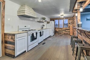 Fridge, microwave, stovetop, dishwasher